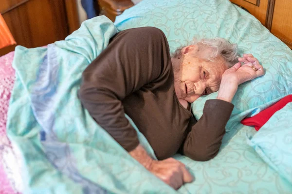 Mulher Idosa Descansando Sua Cama — Fotografia de Stock