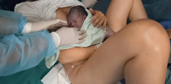 Mamá Bebé Recién Nacido Piel Piel Después Del Nacimiento Hospital — Foto de Stock