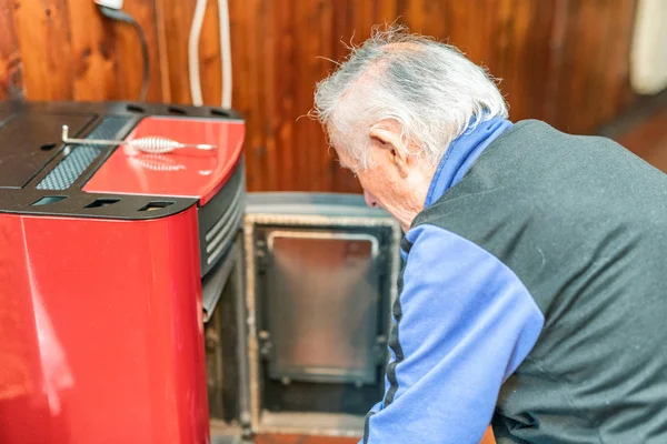 Anciano Trabajando Estufa Casa — Foto de Stock