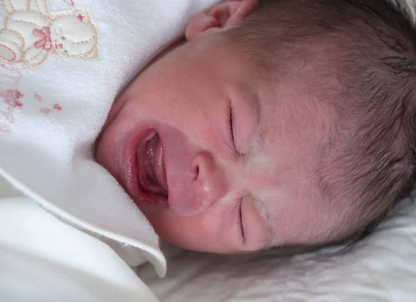 Hermoso Bebé Recién Nacido Acostado Cama Llorando Hambriento —  Fotos de Stock
