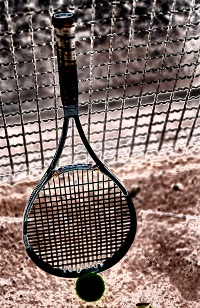 노란색 테니스 클레이 코트에서 라켓의 부정적인 이미지 — 스톡 사진