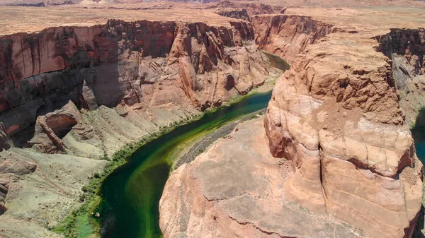 马蹄弯曲惊人的颜色 峡谷和河流的鸟图 — 图库照片