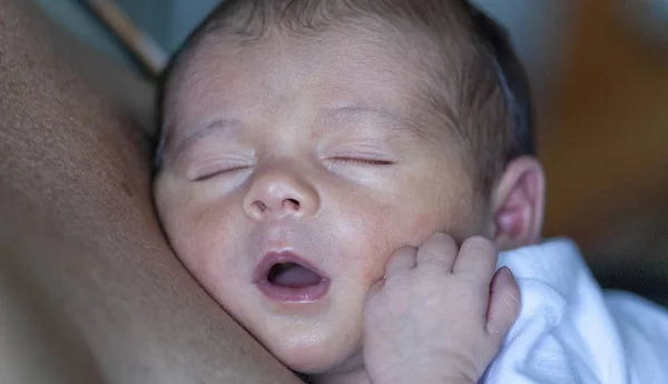 Happy Avslappnad Nyfödd Baby Mammas Bröst — Stockfoto