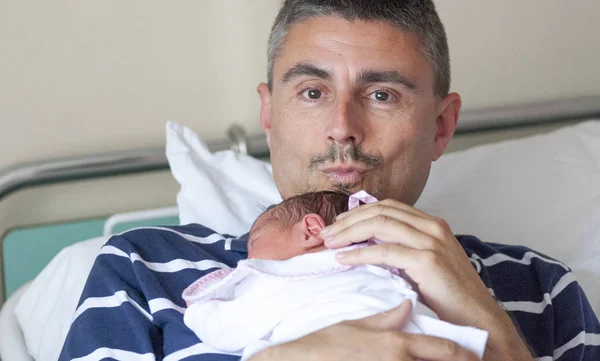 Pai Feliz Beijando Sua Filha Berçário Hospital Primeiro Dia Vida — Fotografia de Stock