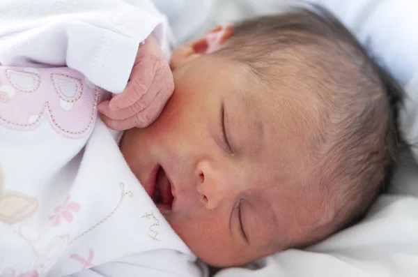Cara Feliz Del Bebé Recién Nacido Acostado Cama —  Fotos de Stock