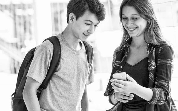 Casal Adolescentes Corredor Escola — Fotografia de Stock