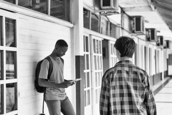 Δυο Έφηβοι Φίλοι Συνάντηση Στο Διάδρομο Του Σχολείου — Φωτογραφία Αρχείου
