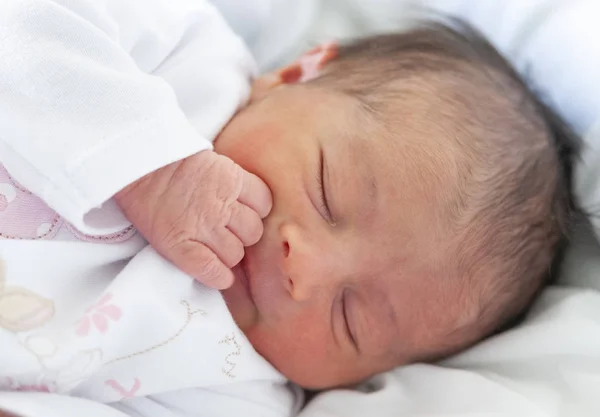 Újszülött Baba Boldog Ágyban Alszik Első Nap Élet Fogalma Szülés — Stock Fotó