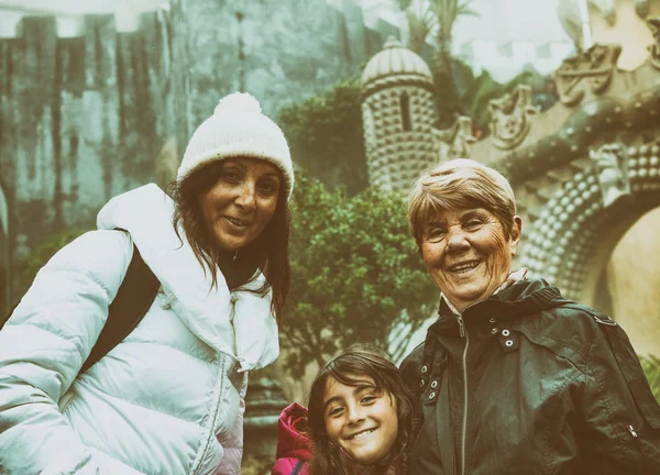 Tres Generaciones Visitando Ciudad Día Niebla Niña Con Abuela Madre — Foto de Stock