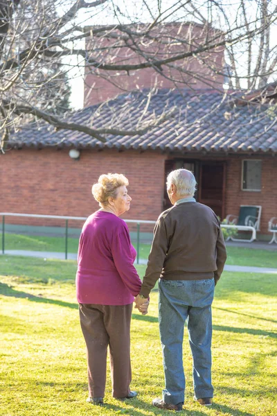 Gelukkig Bejaarde Echtpaar Wandelen Tuin — Stockfoto