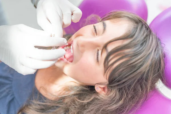 Jong Meisje Met Tandheelkundige Controle Bij Tandarts Voor Kinderen — Stockfoto