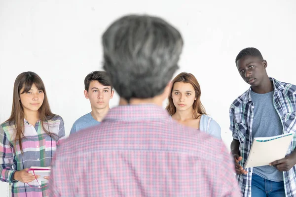 Professor Escola Conversando Com Alunos Multi Étnicos Isolados Parede Branca — Fotografia de Stock