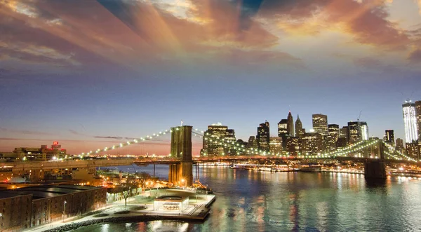 日没の色を見事なニューヨークのブルックリン橋 マンハッタン橋から表示します — ストック写真