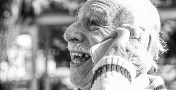 Felice Uomo Anziano Che Parla Telefono Giardino — Foto Stock