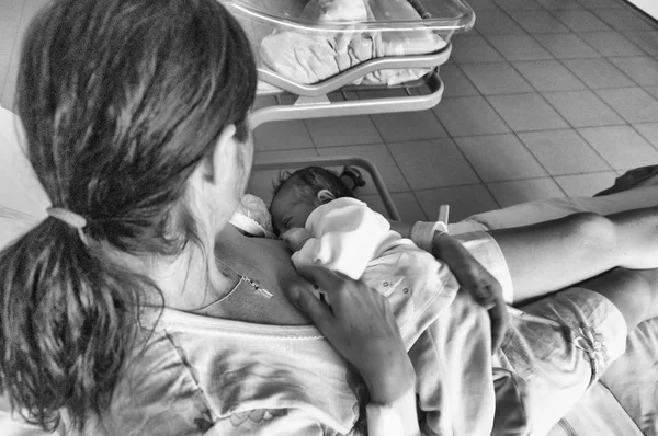 Moeder Borstvoeding Haar Baby Het Ziekenhuis Kamer Gezonde Levensstijl Concept — Stockfoto