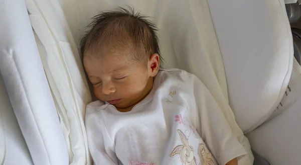 Реально Новорожденный Ребенок Кровати Спит — стоковое фото