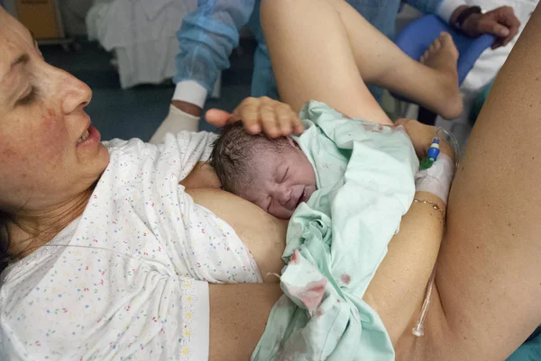 Nuovissimo Bambino Che Posa Sul Seno Della Madre Secondi Dopo — Foto Stock