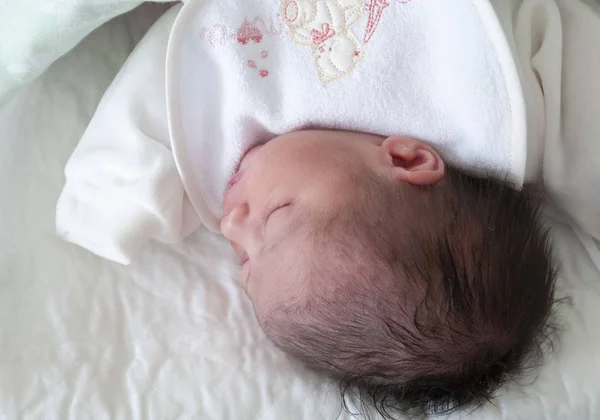 Belo Bebê Recém Nascido Deitado Cama Dormindo — Fotografia de Stock