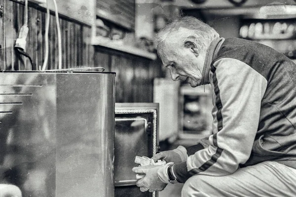 Uomo Anziano Che Lavora Fornello Nella Sua Casa — Foto Stock