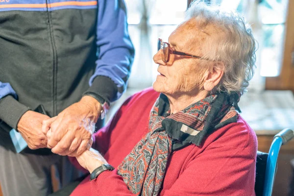 Ederlijk Paar Dat Thuis Elkaars Hand Vasthoudt — Stockfoto