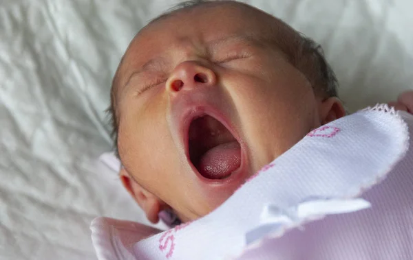 Újszülött Ásítás Ágyban Első Nap Élet — Stock Fotó