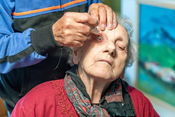 Homem Idoso Colocando Gota Cílios Olho Sua Esposa — Fotografia de Stock