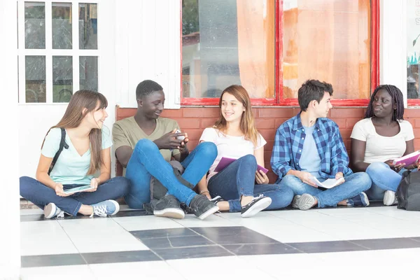 Gruppo Adolescenti Multietnici Seduti Nel Corridoio Che Parlano Vicenda — Foto Stock