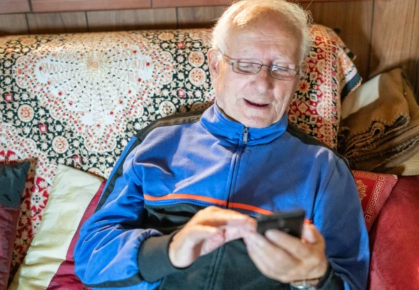 Homem Idoso Feliz Com Óculos Olhando Para Telefone Celular Casa — Fotografia de Stock