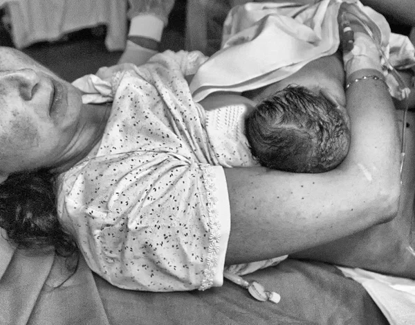 Mãe Descansa Com Seu Bebê Recém Nascido Cama Depois Parto — Fotografia de Stock