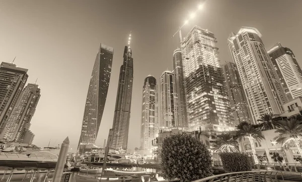 Dubai Marina Rascacielos Altos Reflexiones Nocturnas —  Fotos de Stock