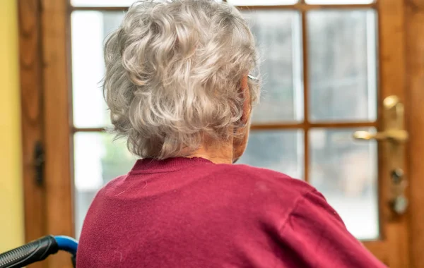 Oudere Vrouw Zoek Naar Het Venster Thuis — Stockfoto