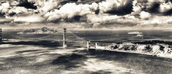 San Francisco Golden Gate Köprüsü Şehir Tepesinin Helikopter Havadan Görünümü — Stok fotoğraf