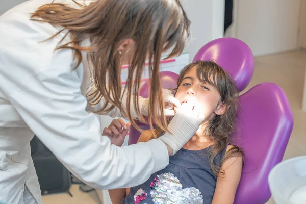 Jong Meisje Glimlachend Terwijl Tandarts Een Witte Latex Handschoenen Selectievakje — Stockfoto