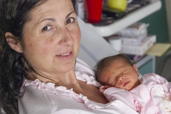 Feliz Madre Sosteniendo Bebé Recién Nacido Con Amor Hospital —  Fotos de Stock
