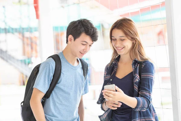 Coppia Adolescenti Nel Corridoio Della Scuola — Foto Stock