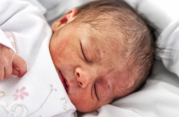 Bebê Recém Nascido Dormindo Feliz Cama Primeiro Dia Vida Conceito — Fotografia de Stock