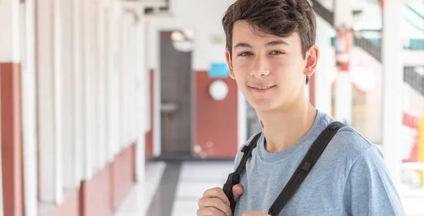 Caucasico Ragazzo Scuola Corridoio — Foto Stock