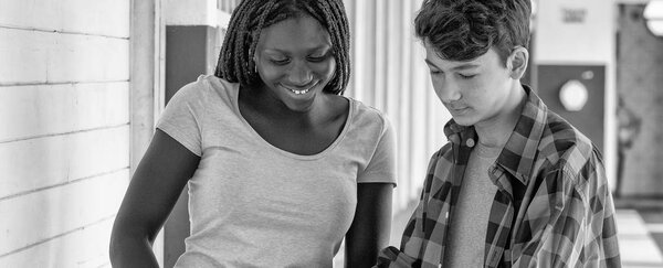 Пара подростков в школьном коридоре
.