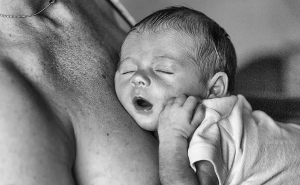 Happy Relaxed Newborn Baby Laying Mother Breast — Stock Photo, Image
