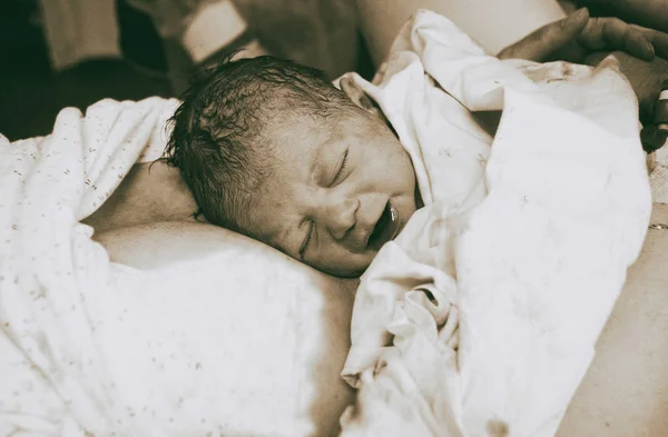 Bebé Recién Nacido Durmiendo Pecho Madre Inmediatamente Después Del Nacimiento — Foto de Stock