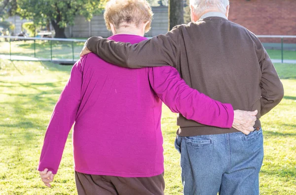 Gelukkig Bejaarde Echtpaar Wandelen Tuin Terug Weergave — Stockfoto