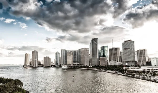 日落之后的市中心迈阿密建筑物 美丽的城市天际线 — 图库照片