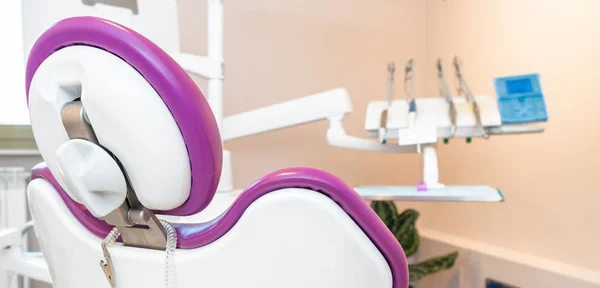 Moderní Zubní Pokoj Zubařské Křeslo Dalšího Příslušenství Používaného Lékaři — Stock fotografie