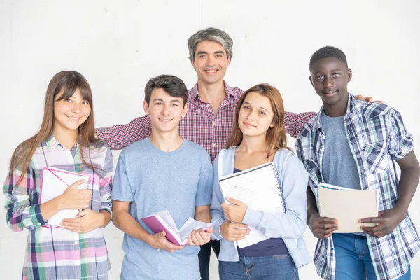 Profesor Escuela Abrazando Estudiantes Multiétnicos Aislado Pared Blanca — Foto de Stock