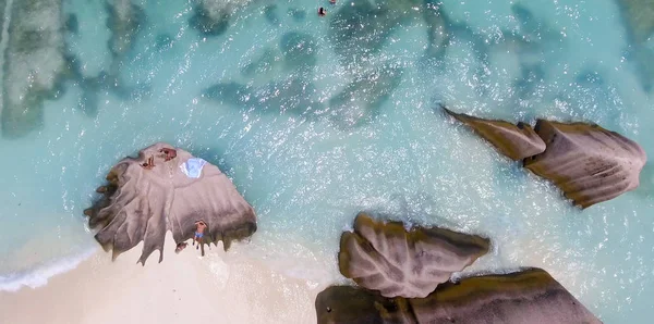Luftaufnahme Von Menschen Die Sich Einem Wunderschönen Inselstrand Entspannen — Stockfoto