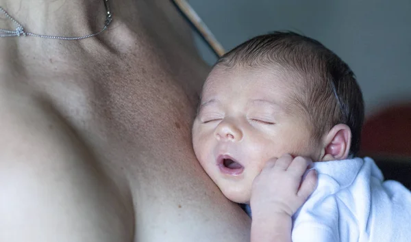 Happy Ontspannen Pasgeboren Baby Opleggen Aan Moeder Borst — Stockfoto
