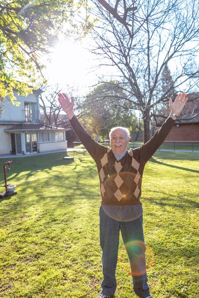 Bahçedeki Yükselterek Eller Mutlu Yaşlı Adam — Stok fotoğraf