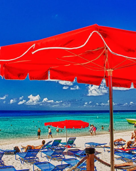 赤いビーチ パラソルと壮大なトルコ人カリブ海のターコイズ ブルーの海 — ストック写真