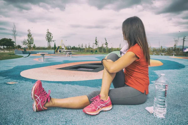 Şehir Parkı Açık Bacaklar Uzanan Güzel Kadın Fitness Sağlık Kavramı — Stok fotoğraf