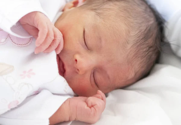 刚出生的婴儿睡在床上很开心 生命的第一天 出生概念 脸上和手上的细节 — 图库照片